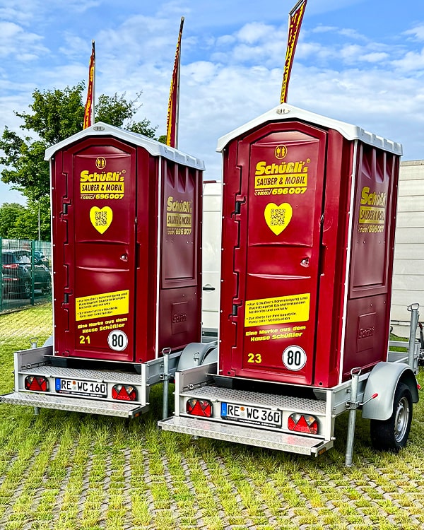 Zwei mobile Toiletten (Schüßli's) stehen zur Abholung bereit.