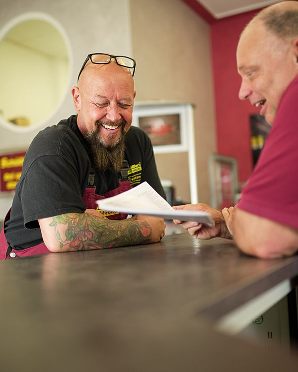 Zwei Mitarbeiter von Schüßler's Rohrreinigung im Gespräch