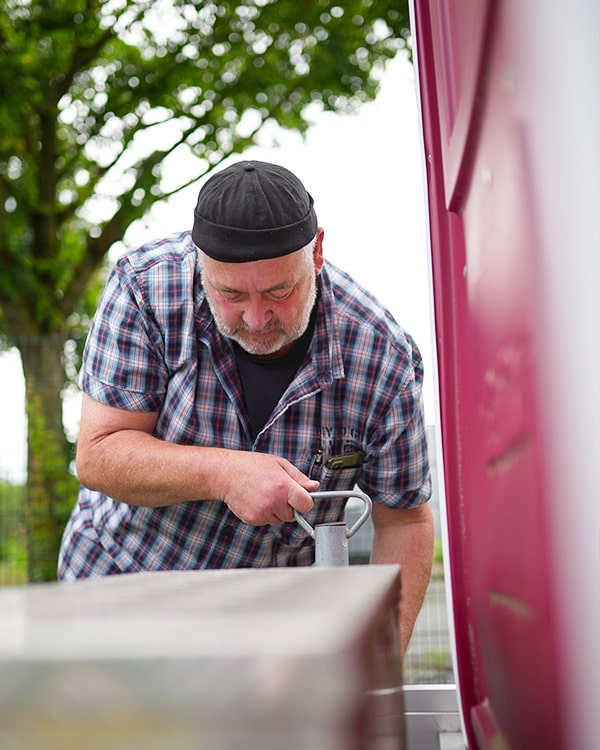 Kunden hängt das Schüßli an sein Auto an