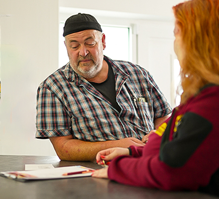 Kundenberatung durch eine Mitarbeiterin von Schüßler's Rohrreinigung
